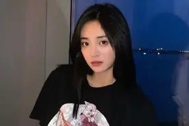 有种“炫鞋”叫周洁琼，看到无意闯入镜头的AJ，过分可爱了吧图片