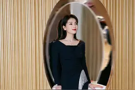 42岁的刘涛不显老，身穿一袭黑色流苏连衣裙，气质优雅又高贵图片