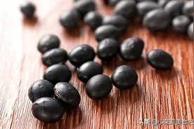 黑豆也有“假的”，营养差别大，粮店老板教我4招，买黑豆别被骗图片