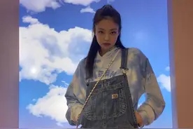 Jennie两则穿搭科普在可爱和酷之间自由切换图片