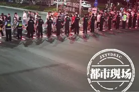 南昌：秋水广场“人从众”，拉链式“人墙”暖心上线图片