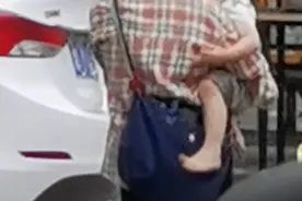 妈妈冲了下厕所，2岁男童就被陌生人抱走！路人一个细节发现端倪图片