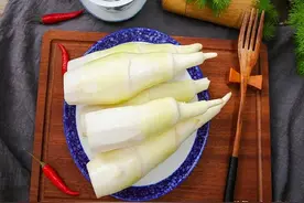 茭白被誉为"水中参"，常吃好处多，做一道茭白三鲜，比肉还好吃图片