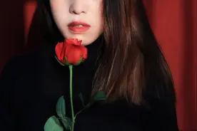 居家拍照攻略，红色背景布加玫瑰花，拍出有质感的写真照片图片