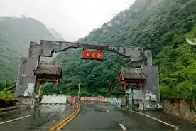 陕西农民大哥说秦岭山里空闲院子多，月租200元，看有人来避暑吗图片