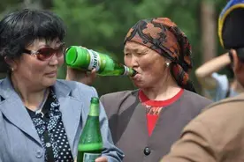 新疆“夺命大乌苏”到底有多厉害？陕西姑娘不服气，结果两瓶就倒图片