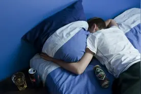 饮酒能助眠？医生：的确让人睡得快，但睡眠质量更差图片