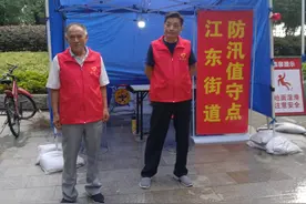 南京鼓楼区江东街道志愿者坚守防汛一线图片