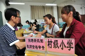 山东老师晒工资单引发争议，年收入12万，网友直呼铁饭碗真香图片