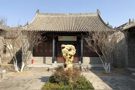 俗语：门前枯树如大墓，坟上有洞要留神，为啥？门前能种枯树吗？图片