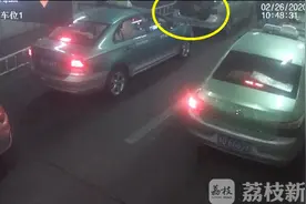 女子乘出租车 打开后备箱发现里面躺着一个人......图片