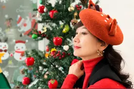 赵雅芝圣诞节开心晒美照，一袭红装扮少女，嘟嘴卖萌毫无违和感图片