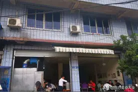 成都80岁时髦婆婆做川菜，吵啥吃啥，没招牌没名字食客却抢着来吃图片