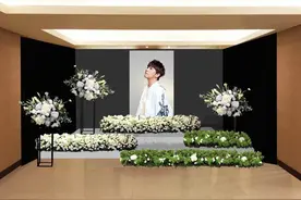 黄鸿升灵堂布置曝光！被白色花朵包围，遗照帅气阳光图片