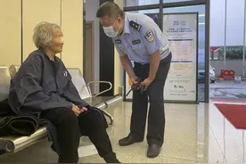“你真是个好姑娘啊！”老人迟迟不肯放开女民警的手图片
