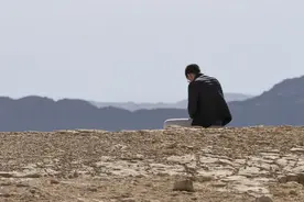 人到中年才明白，头顶没伞的人，凡事靠自己图片