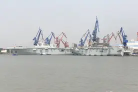 中国第二艘两栖攻击舰下水图片