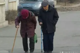 老婆年青时曾出轨，到临死时才被丈夫原谅图片