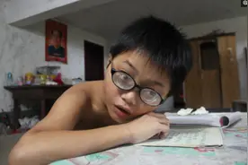 中国近视度数最高的三个人：最高达到4800度，戴放大镜也没用图片