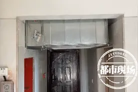 抚州：“梦湖公馆”消防排烟机悬挂走廊，业主直言“太奇葩”图片