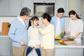 孩子吃饭时被妈妈训，外婆阻止：饭前不训子，这几个时机才能训图片