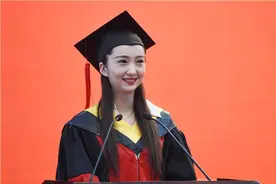 全班49名女生仅一名男生，毕业照有创意，男生着装够勇敢图片