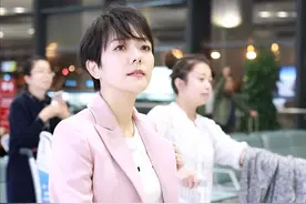 杨乐乐穿紧身裤秀身材，短发造型干净利落，真不像40多岁的人图片