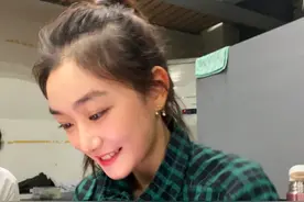 孙俪妹妹孙艳晒近照侧颜被夸，笑容满面心情好，气质不输姐姐图片