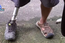 父亲装假肢卖葡萄，儿子游戏充值半月用掉一年积蓄图片