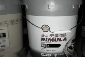 修理厂的秘密：把大桶散装机油分装成小桶卖图片