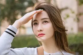陈德容太抗老，针织上衣配纱裙优雅高贵，温柔甜美哪像46岁的人图片