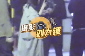 佟丽娅深夜与三位男士散步，其中一位还亲密提包，身份引网友猜测图片