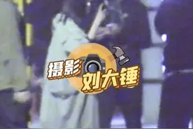 佟丽娅深夜与三位男士散步，其中一位还亲密提包，身份引网友猜测图片