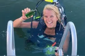 美国女子海里潜水，捡到一个近百年前的漂流瓶，里面藏有一张纸条图片