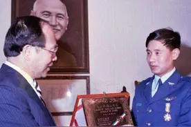 1982年，驾驶战斗机逃到台湾的飞行员吴荣根，后来过得怎么样？图片