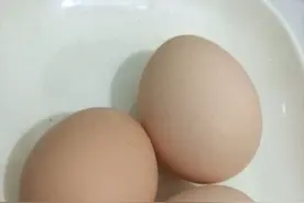 巧剥鸡蛋壳图片