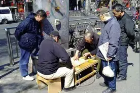 男子街边下象棋，两次赢了一间门面房，半年后才发现中了对方圈套图片