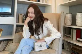 郑秀妍穿搭比她与男朋友的新闻更值得看！以恤衫牛仔裤穿出知性风图片