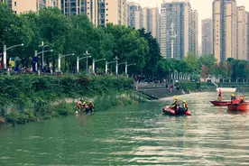 小女孩摸鱼被困冰冷江水幸好他们正在附近演习水域救援.......图片