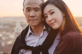 王石宝刀不老，离婚娶小自己30岁的田朴珺，离开万科他还行吗？图片