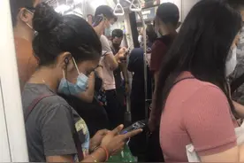 早高峰人挤人，新加坡紧急调整地铁班次图片