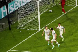 2-1！欧洲杯的最爽比赛！伟大的意大利左后卫立功，1万球迷嗨翻天图片