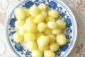用2个土豆做出，孩子最爱的油炸土豆球，适合老人享用的土豆汤圆图片