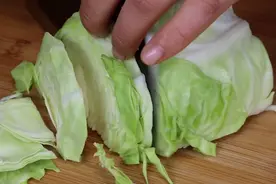 炒包菜时，记住不要直接下锅炒，好多人一直做错，难怪做的不好吃图片