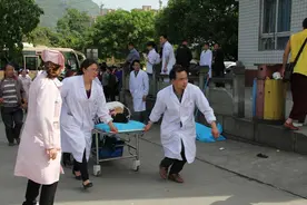 故事：孝顺儿子凑够35万为父治病，给主刀医生5千，术后举报医生图片