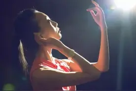 张艺谋愧疚一生的女人：北京奥运会独舞彩排时，1秒失误双腿摔瘫图片