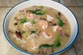 鲜虾粥的灵魂在虾油，虾油来自虾头熬制，而虾头能吃吗？图片