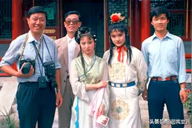 1985年《红楼梦》拍摄现场，图1林黛玉贾宝玉与工作人员合影图片