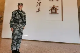 参加国庆阅兵，担任军体教员，这名文职人员不一般图片