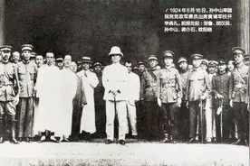 冯玉祥从小兵起家，实力直压蒋介石，为何成为孤家寡人？图片